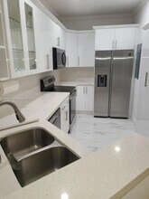 7200 NW 177th St in Hialeah, FL - Foto de edificio - Building Photo