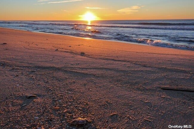 210 Dune Rd in Southampton, NY - Building Photo - Building Photo