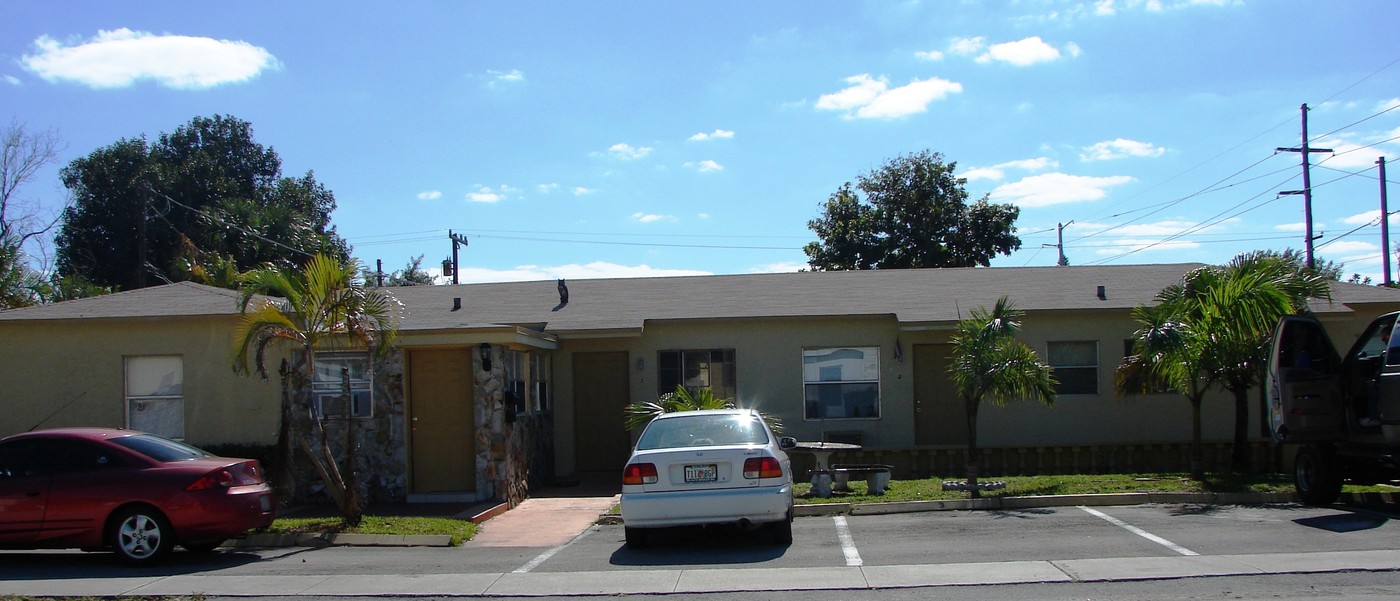 2338 Monroe St in Hollywood, FL - Building Photo