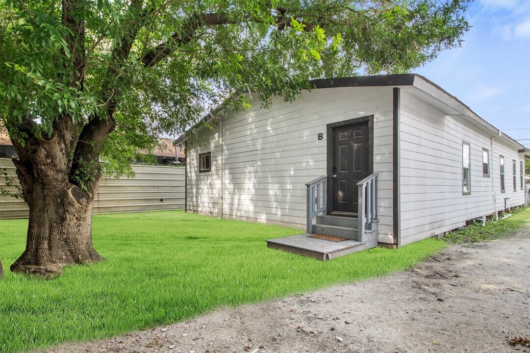 405 Medina St in Houston, TX - Building Photo