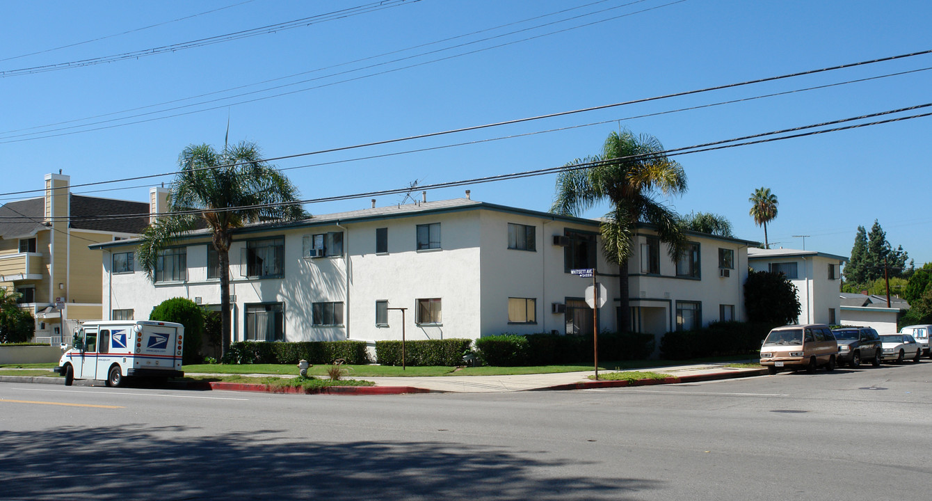 5451 Whitsett Ave in Valley Village, CA - Building Photo