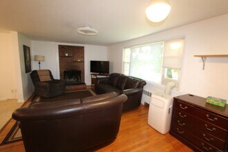 422 S Main St in West Hartford, CT - Building Photo - Building Photo