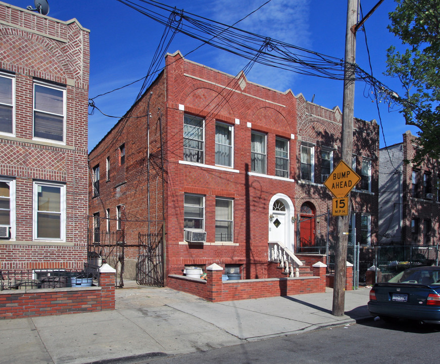 596 Georgia Ave in Brooklyn, NY - Building Photo