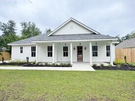 2240 Caroline St in Mandeville, LA - Building Photo