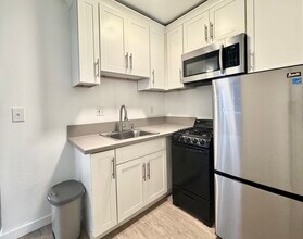 1110 N Sweetzer Ave in West Hollywood, CA - Foto de edificio - Building Photo