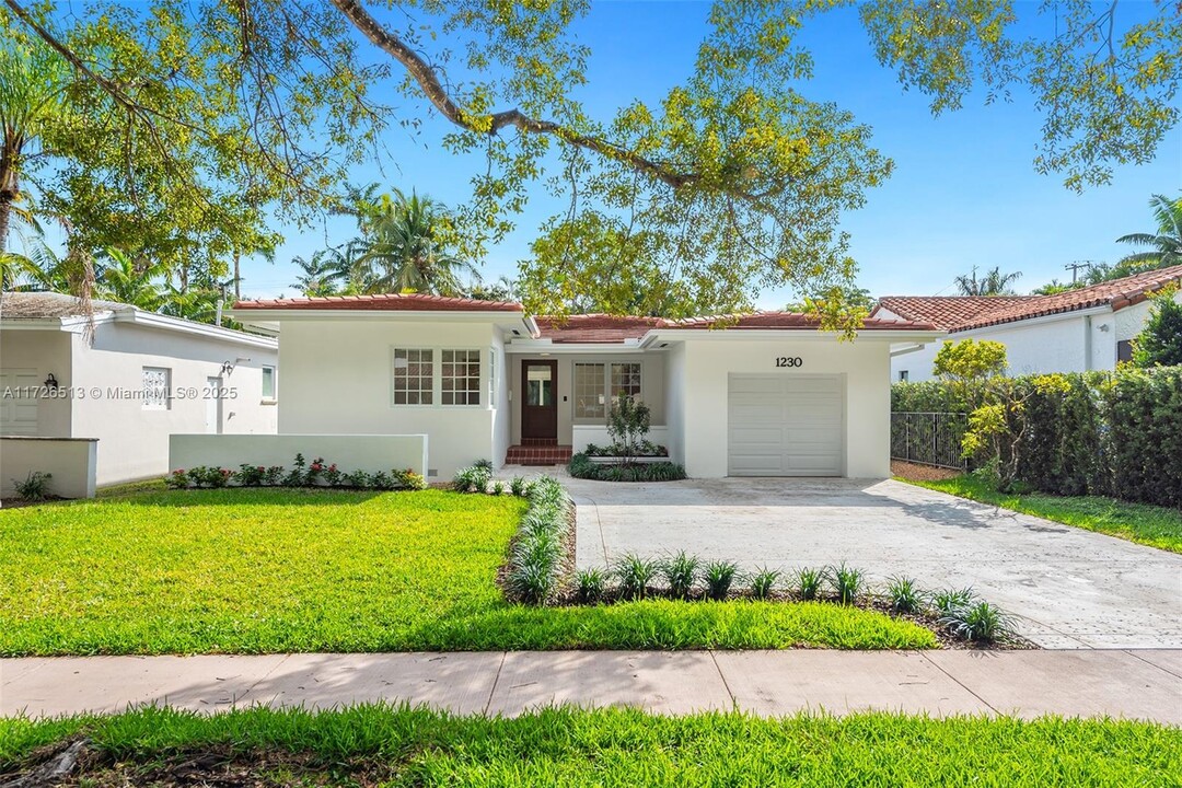 1230 Obispo Ave in Coral Gables, FL - Foto de edificio