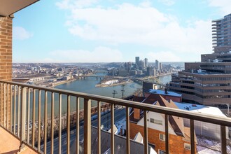 Grandview Pointe Apartments in Pittsburgh, PA - Building Photo - Building Photo