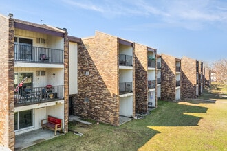 Ridgeview Apartments in Burnsville, MN - Building Photo - Building Photo