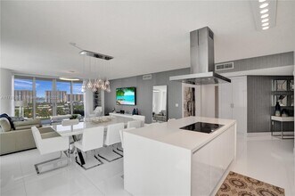 330 Sunny Isles Blvd, Unit # 5-908 in Sunny Isles Beach, FL - Building Photo - Building Photo
