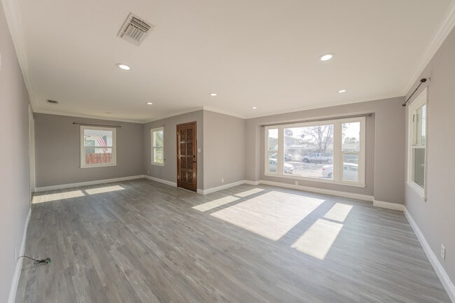 14947 Chatsworth St in Mission Hills, CA - Building Photo - Building Photo