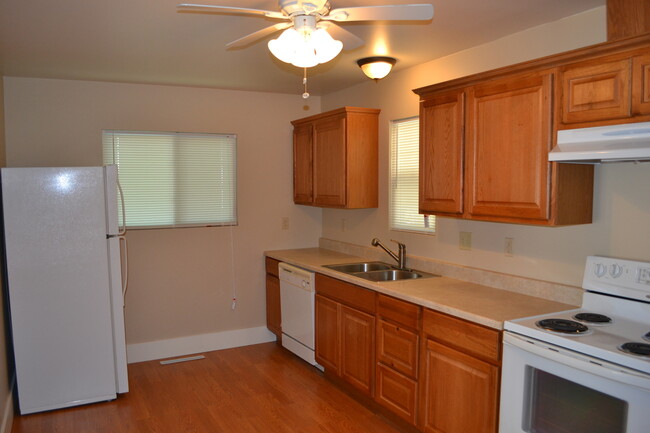 1205 Grant Ave in Clay Center, KS - Foto de edificio - Building Photo