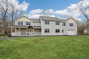 4 The Registry in East Quogue, NY - Building Photo