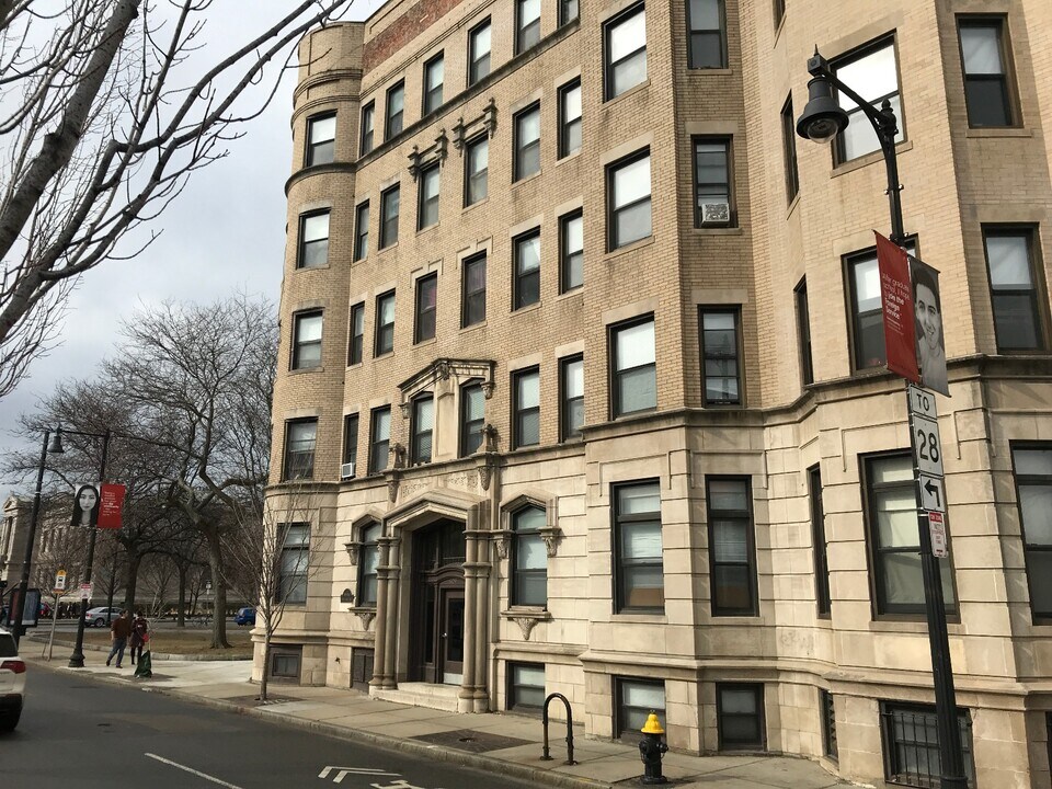 409 Huntington Ave in Boston, MA - Building Photo