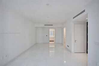 300 Biscayne Boulevard Way, Unit 505 in Miami, FL - Foto de edificio - Building Photo
