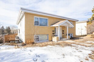 3215 14 St NW in Calgary, AB - Building Photo