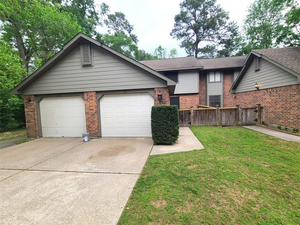 18 E Willowood Ct in Spring, TX - Building Photo