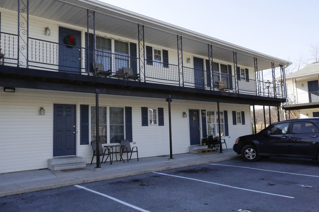 Suncrest Apartments in Martinsburg, WV - Building Photo - Building Photo