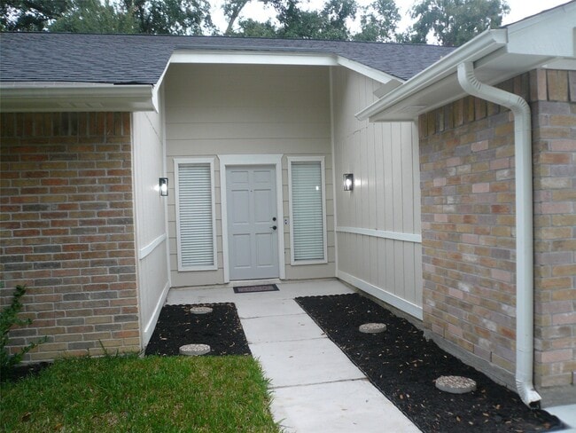 4910 Hennington Dr in Spring, TX - Building Photo - Building Photo
