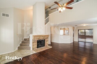 5122 Lakebend E Dr in San Antonio, TX - Foto de edificio - Building Photo