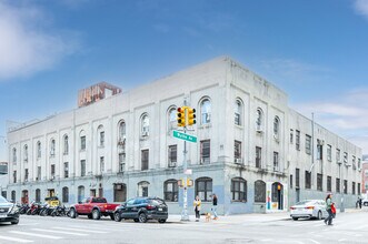 100 Metropolitan Ave in Brooklyn, NY - Foto de edificio - Building Photo