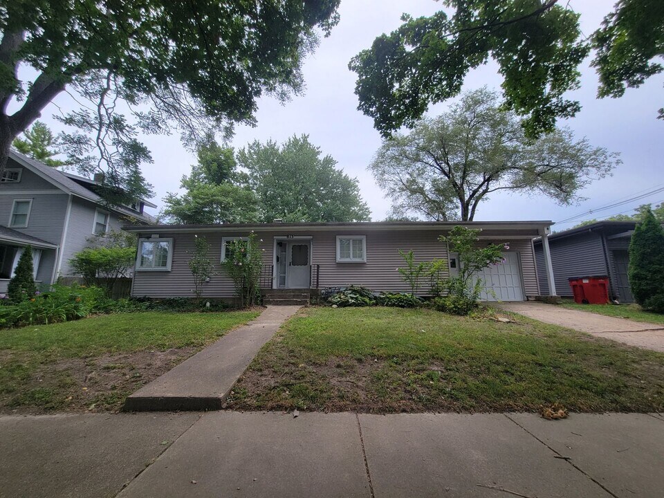 813 W Daniel St in Champaign, IL - Building Photo
