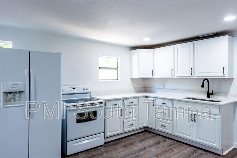 3402 W Van Buren Dr in Tampa, FL - Building Photo