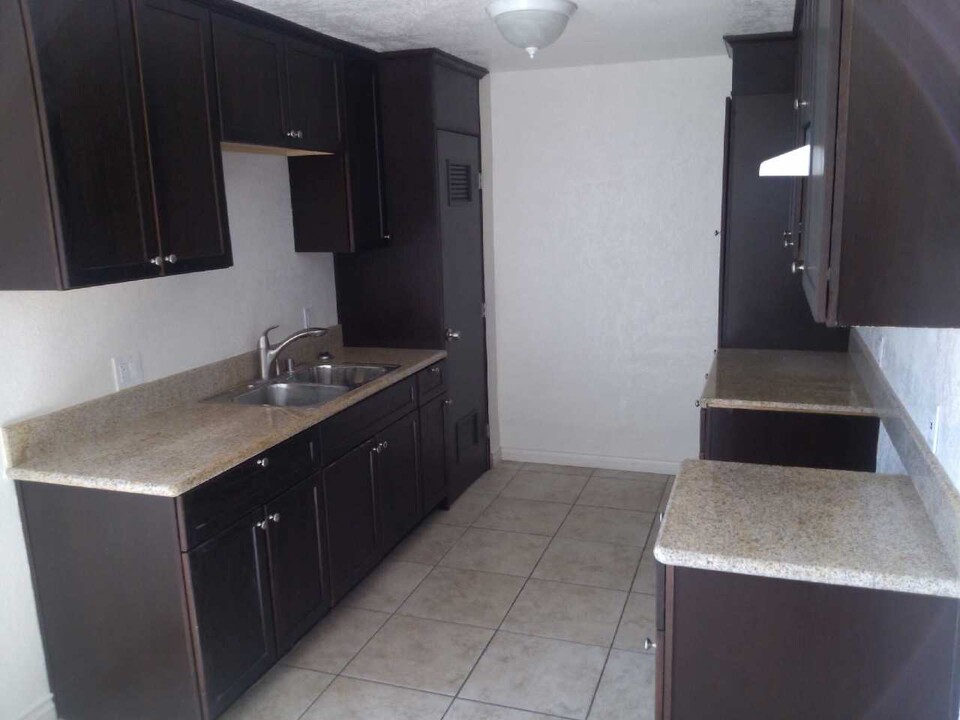 1041 W Reeve St, Unit 3 in Compton, CA - Building Photo