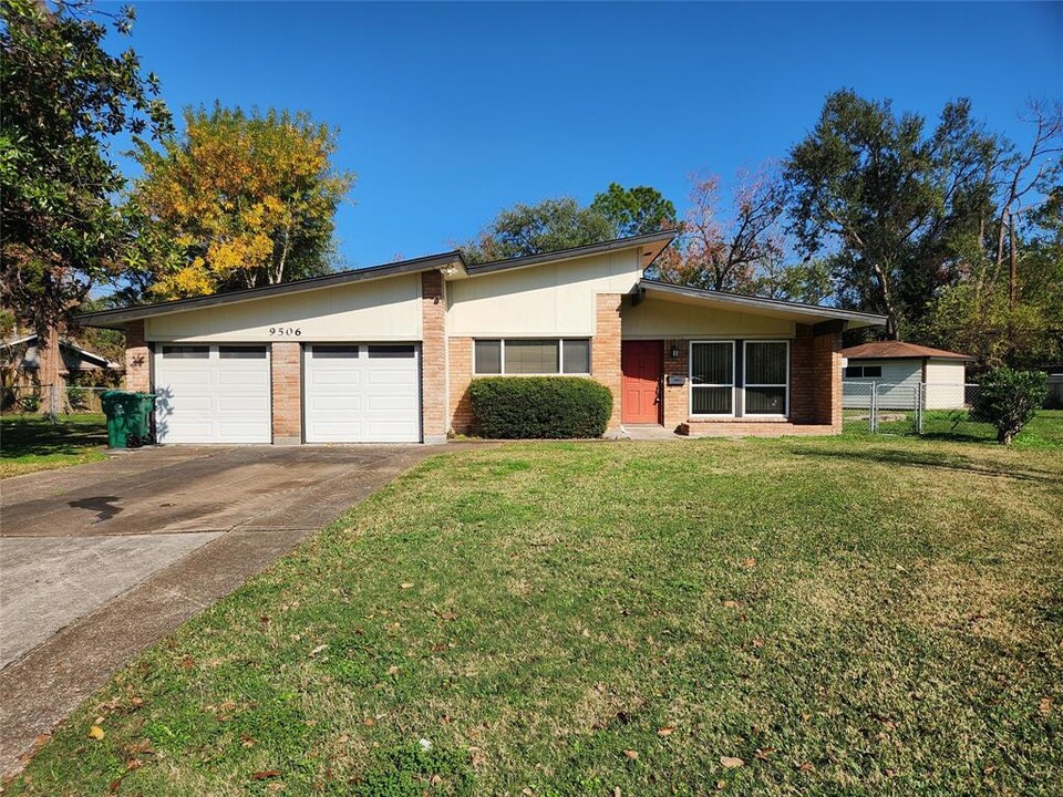 9506 Carousel Ln in Houston, TX - Building Photo