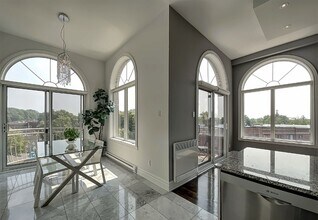 8 Dufferin Rue in Hampstead, QC - Building Photo - Building Photo