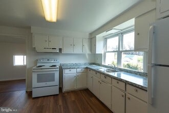 413 S Lawrence St in Charles Town, WV - Building Photo - Building Photo