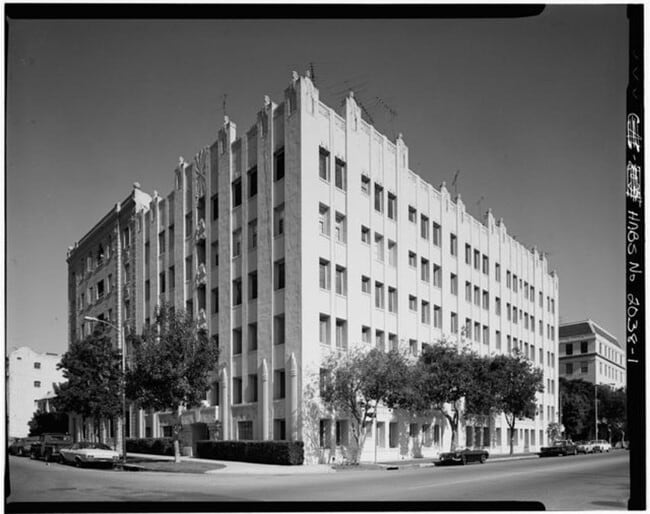 Valdamour Apartments in Los Angeles, CA - Foto de edificio - Building Photo