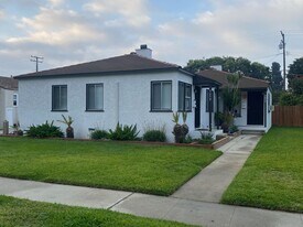 5650-5652 Rocket St in Lakewood, CA - Building Photo
