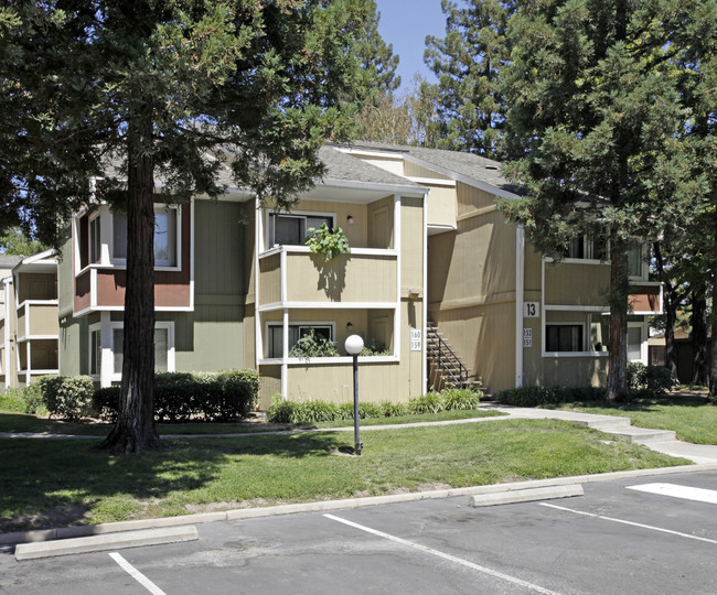 Redwood Square Apartments in Sacramento, CA - Building Photo - Building Photo