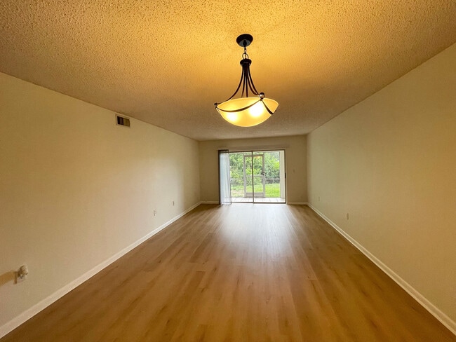 1860 Massachusetts Ave NE, Unit 306 in St. Petersburg, FL - Building Photo - Building Photo