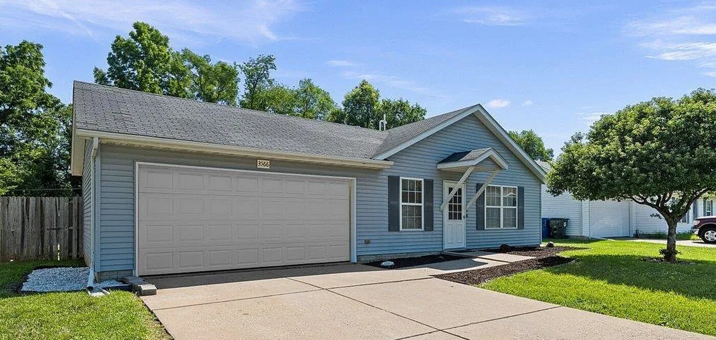 3566 Heatherton Dr in Davenport, IA - Building Photo