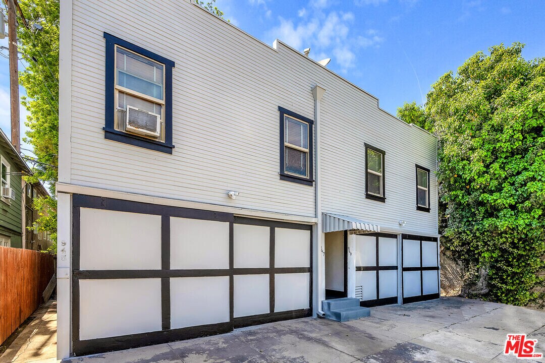 945 Hilldale Ave in West Hollywood, CA - Building Photo
