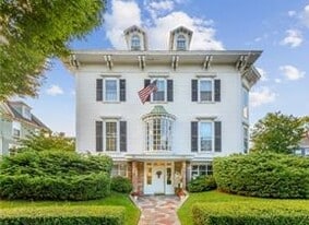 372 Broadway, Unit A in Newport, RI - Building Photo