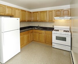 Taylor Gardens in East Brunswick, NJ - Building Photo - Building Photo