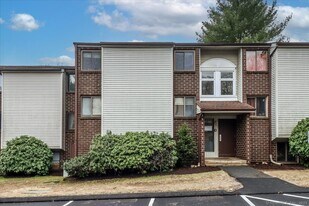 7 Padanaram Rd in Danbury, CT - Building Photo