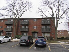 135 Pickwick Dr in Schaumburg, IL - Building Photo