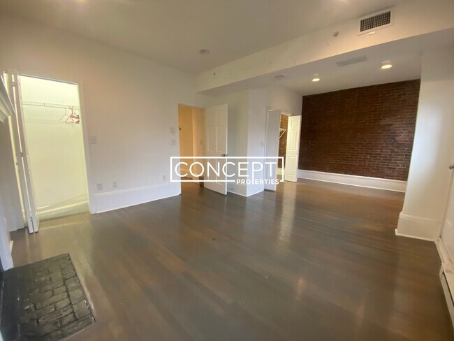 1404 Beacon St, Unit 3CP in Brookline, MA - Foto de edificio - Building Photo