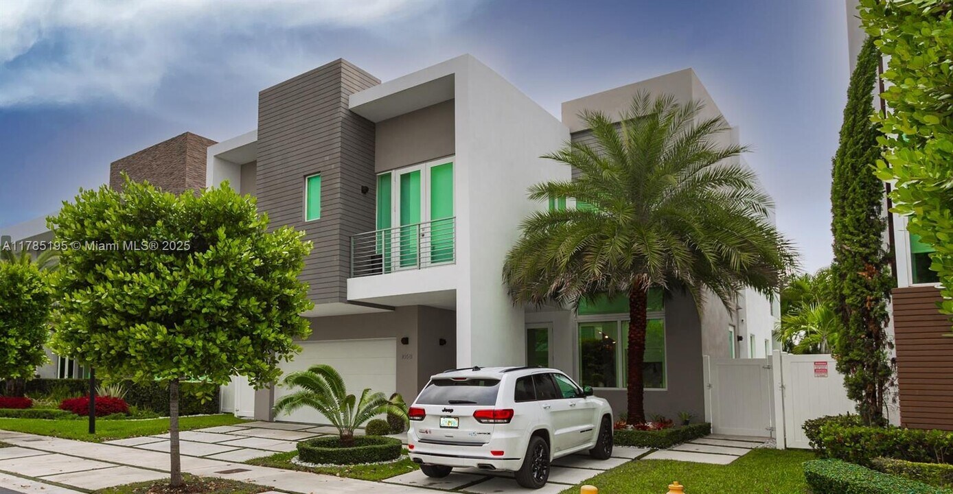 10561 NW 68th Terrace in Doral, FL - Building Photo
