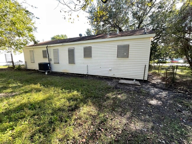 2412 Cedar Dr in La Marque, TX - Building Photo - Building Photo