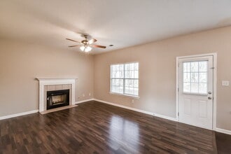 19 Woodlake Dr in Newnan, GA - Building Photo - Building Photo