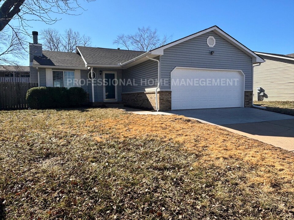 10307 W Yosemite Dr in Wichita, KS - Building Photo