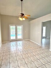 1310 Lakehurst Way in Brandon, FL - Foto de edificio - Building Photo