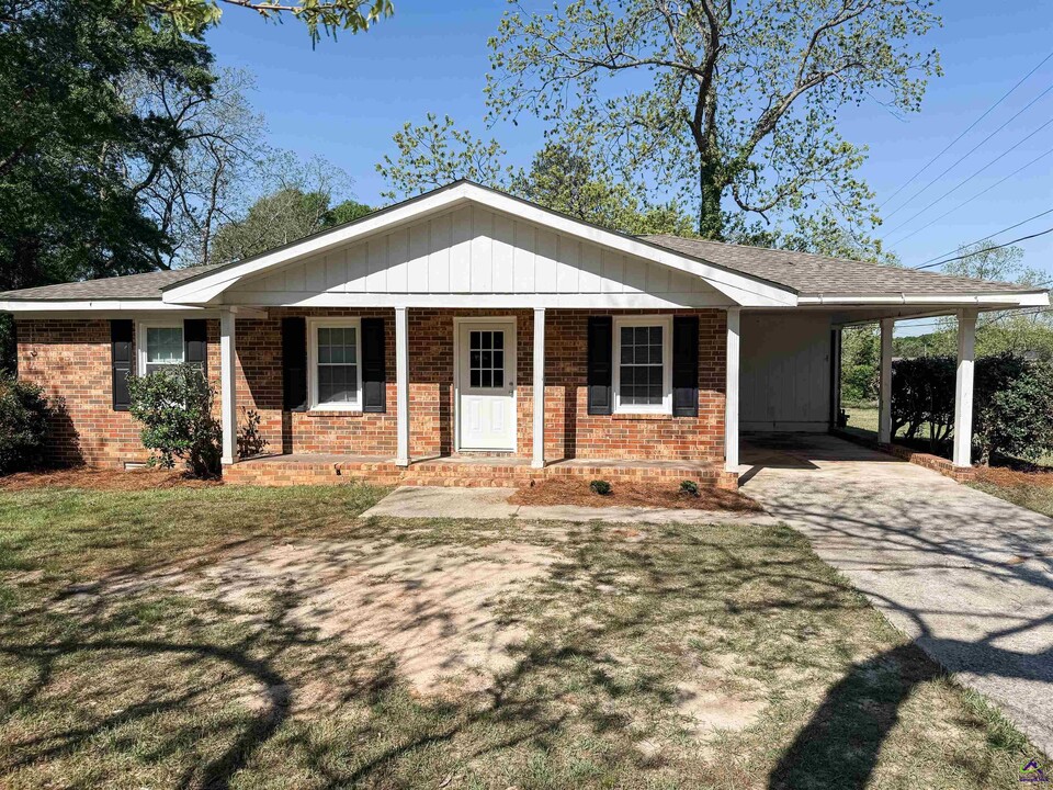 962 Willow Lake Rd in Fort Valley, GA - Building Photo