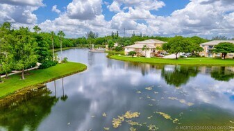 609 Crestwood Ct N in Royal Palm Beach, FL - Building Photo