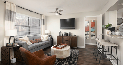 Elevate at NULU Apartment Homes in Louisville, KY - Foto de edificio - Building Photo