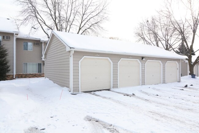 770 W Village Rd, Unit 103 in Chanhassen, MN - Building Photo - Building Photo